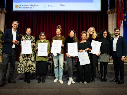 Gruppenfoto der Gewinner*innen mit Prim. Dr. Georg Psota, Assoc. Prof. Dr. med. univ Nilufar Mossaheb, M.Sc. und Ewald Lochner (c) Wirlphoto