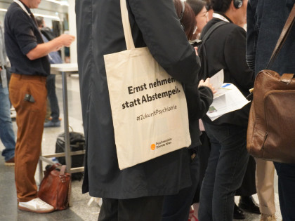 "Ernst nehmen statt Abstempeln"-Tasche des PSD-Wien.