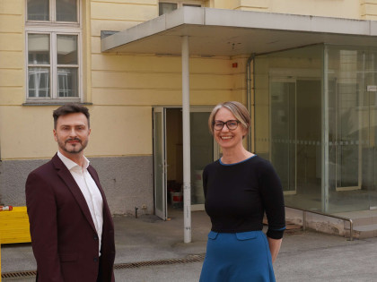 Koordinator Ewald Lochner und Bezirksvorsteherin Michaela Schüchner vor dem Pavillon 5 in Penzing (Foto: BV Penzing)