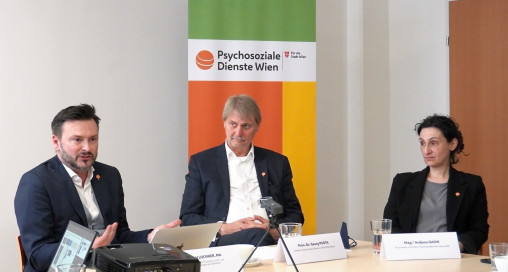 Ewald Lochner, MA, Chefarzt Prim. Dr. Georg Psota und Mag. Ardjana Gashi beim Pressegespräch zur psychischen Gesundheit der Wiener*innen.