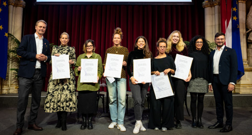 Gruppenfoto der Gewinner*innen mit Prim. Dr. Georg Psota, Assoc. Prof. Dr. med. univ Nilufar Mossaheb, M.Sc. und Ewald Lochner (c) Wirlphoto